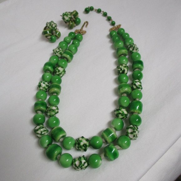 Vintage Kelly Green Beaded Double Strand Necklace & Earrings Set Rockabilly - Picture 1 of 6